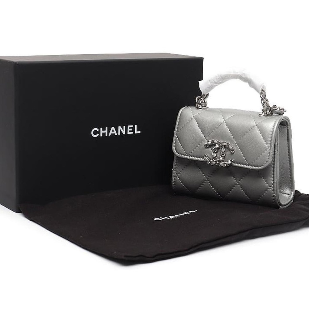 Never worn CHANEL | Lambskin Leather Elegant Style Crossbody Logo Shoulder Bags